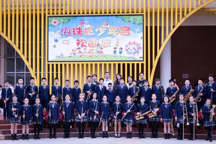 小学管乐团合影